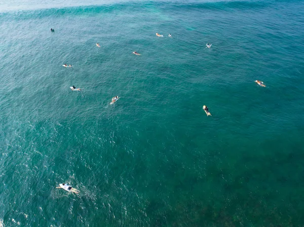 Vue Aérienne Depuis Drone Surfeurs Pagayant Pour Attraper Des Vagues — Photo