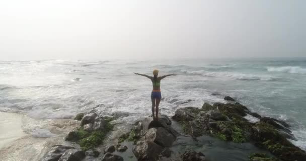 Jubelnde Junge Frau Mit Ausgestreckten Armen Felsklippe Meer — Stockvideo
