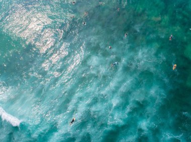 Drone sırasında sörf Hint Okyanusu dalgaları yakalamak için kürek çekmeye sörfçü gelen havadan görünümü