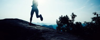dağın tepesinde için çalışan genç fitness kadın iz runner