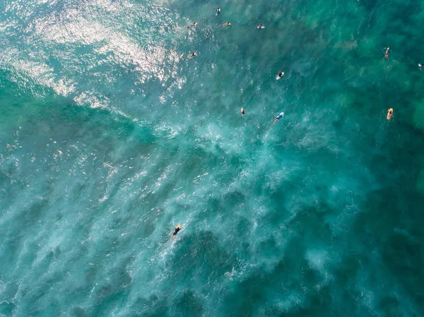 Widok Lotu Ptaka Drone Surferów Brodzik Połowu Fale Podczas Surfowania — Zdjęcie stockowe