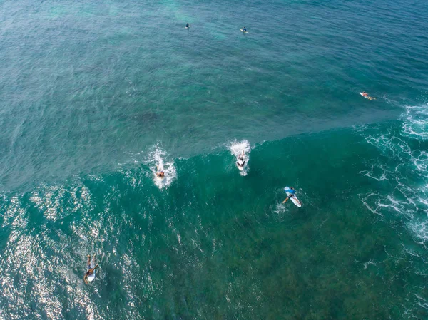 Vue Aérienne Depuis Drone Surfeurs Pagayant Pour Attraper Des Vagues — Photo