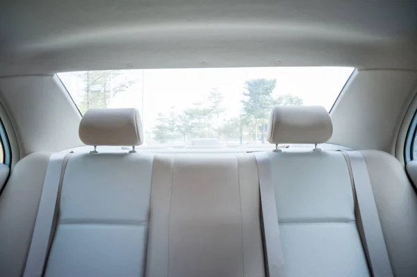 現代の車で後部座席の空のインテリア — ストック写真