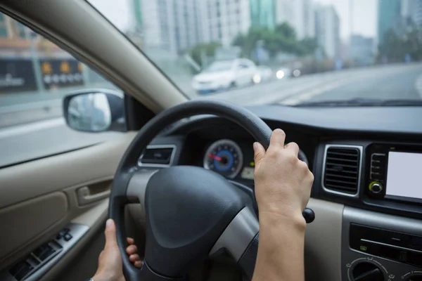 Ręce Trzymające Kierownicę Podczas Jazdy Samochodem Drogach Miejskich — Zdjęcie stockowe