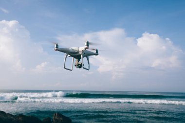 Uçan robot hangi alarak fotoğraf deniz üzerinde 
