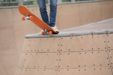 skatepark, rampa üzerinde paten patenci ayakları