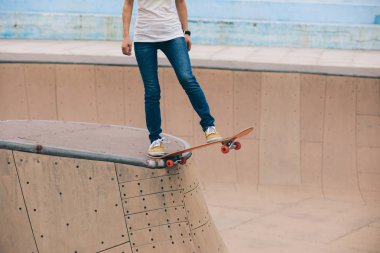 skatepark, rampa üzerinde paten patenci ayakları