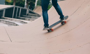 Genç kadın skatepark, rampa üzerinde paten