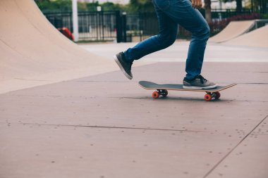 skatepark, rampa üzerinde paten patenci ayakları