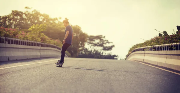 Skateboarder Femminile Skateboard Sulla Strada Della Città — Foto Stock