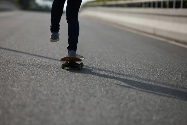Abgeschnittenes Bild Von Skateboarder Skateboarden Auf Der Stadtstraße — Stockfoto