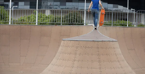 Patinador Piernas Patinaje Rampa Skatepark —  Fotos de Stock