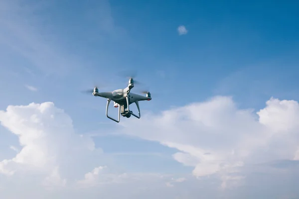 Repülő Drone Melyik Bevétel Fénykép Tenger Felett — Stock Fotó