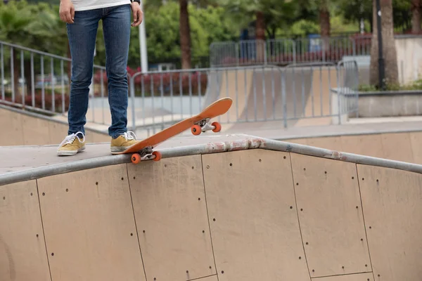 Korcsolyázó Lábak Korcsolyázás Rámpa Skatepark — Stock Fotó