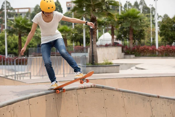 Jeune Femme Patinant Sur Rampe Skatepark — Photo