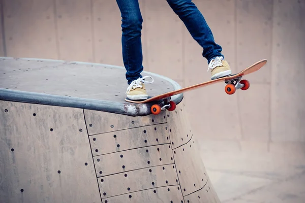 Skater Benen Schaatsen Hellingshoek Skatepark — Stockfoto