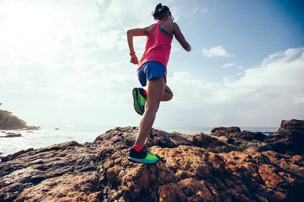 Corredor Sendero Joven Fitness Mujer Corriendo Cima Montaña Rocosa Playa —  Fotos de Stock