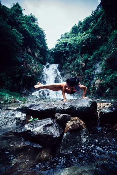 Молодая Женщина Практикует Йогу Возле Водопада Лесу — стоковое фото