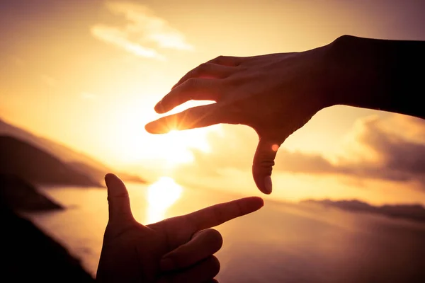 Две Руки Образуют Сердце Небе — стоковое фото