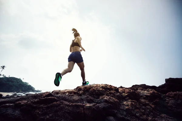 Corredor Senderos Mujer Corriendo Cima Montaña Rocosa Playa — Foto de Stock