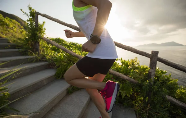 海辺山階段を実行しているスポーツウーマン — ストック写真