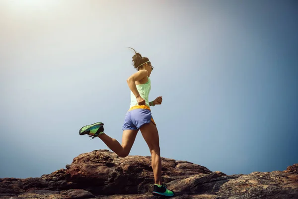 Corredor Sendero Joven Fitness Mujer Corriendo Cima Montaña Rocosa Playa — Foto de Stock