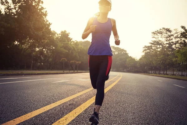 在道路上运行的跑步运动员 女人健身慢跑锻炼健康概念 — 图库照片