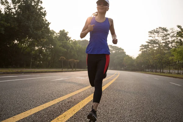 Αθλητής Δρομέας Τρέχει Στο Δρόμο Γυναίκα Γυμναστήριο Τζόκινγκ Προπόνηση Wellness — Φωτογραφία Αρχείου