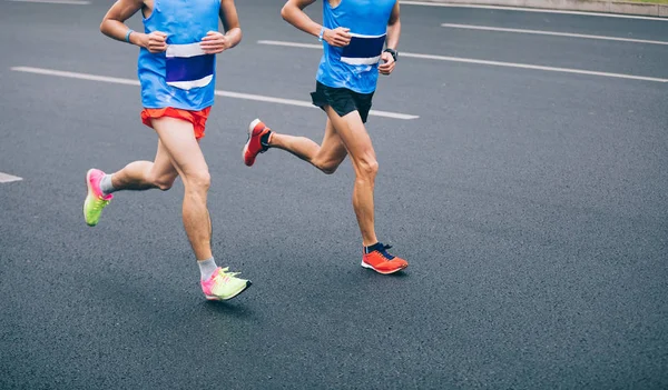 Şehir Yolunda Koşan Maraton Koşucusu Bacakları — Stok fotoğraf