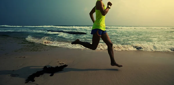 Fitness Conceito Estilo Vida Saudável Mulher Jovem Correndo Praia Tropical — Fotografia de Stock