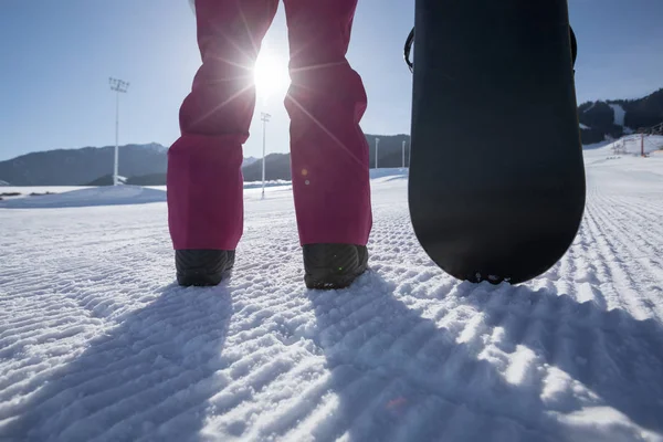 Snowboardos Snowboard Állni Sípályán Téli Hegyekben — Stock Fotó