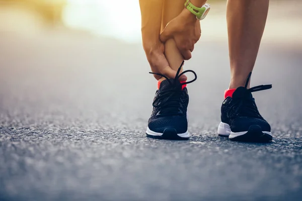 Běžec Žena Drží Svou Poraněnou Nohu Silnici — Stock fotografie