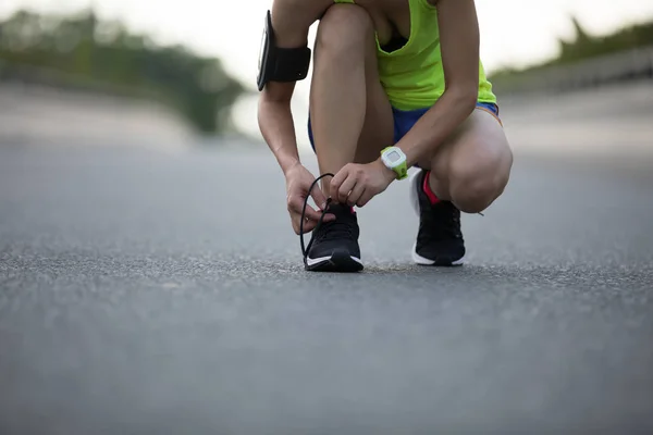 Sportswoman Tying Shoelace Running City Street — Stock Photo, Image