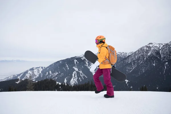 Egy Snowboardos Snowboard Séta Téli Hegy Tetején — Stock Fotó