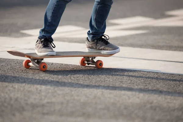 Cropped Image Skateboarder Skateboarding City Highway — Stock Photo, Image