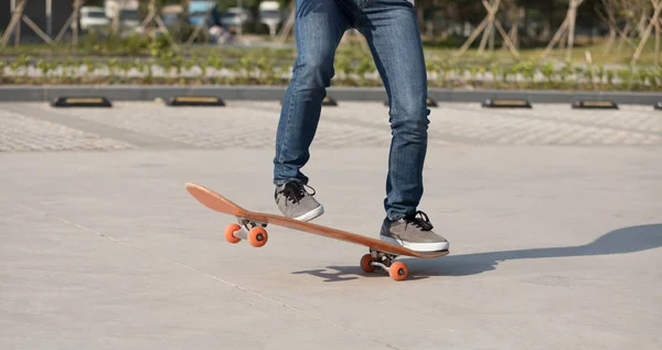 Immagine Ritagliata Skateboarder Skateboard Sul Parcheggio — Foto Stock