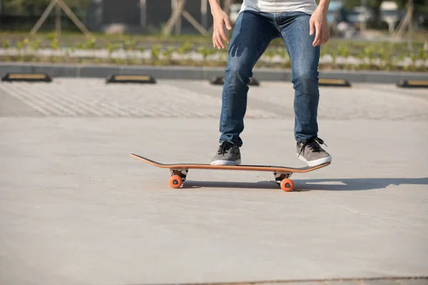 駐車場にスケート ボードのスケートボーダー — ストック写真