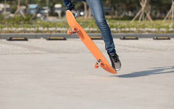 Imagen Recortada Skateboarder Skateboarding Estacionamiento — Foto de Stock