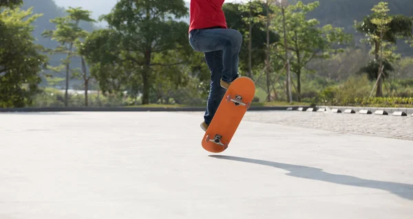 Imagen Recortada Skateboarder Skateboarding Estacionamiento — Foto de Stock