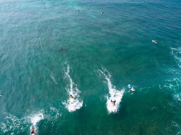 Vue Aérienne Depuis Drone Surfeurs Pagayant Pour Attraper Des Vagues — Photo