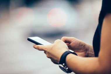 Yaşayan Smartphone kullanarak eller