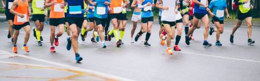 maraton koşucular bacaklar şehir yolda çalışan