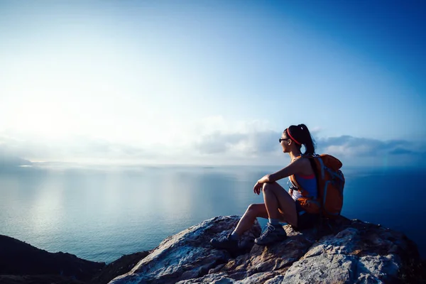 Sahil Dağın Zirvesinde Oturan Genç Kadın Uzun Yürüyüşe Çıkan Kimse — Stok fotoğraf