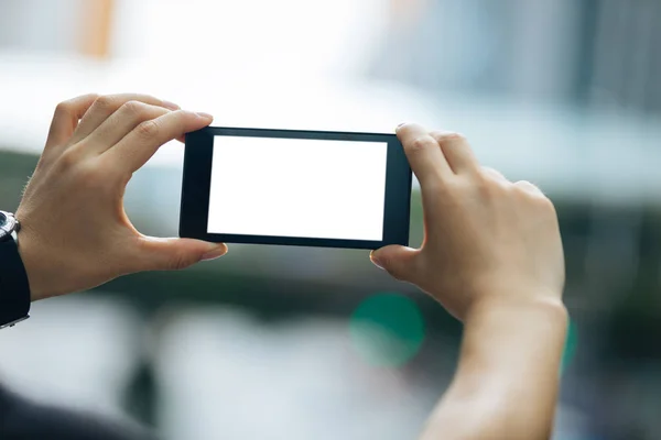 Händer Som Håller Smartphone Med Blank Skärm Modern Stad — Stockfoto