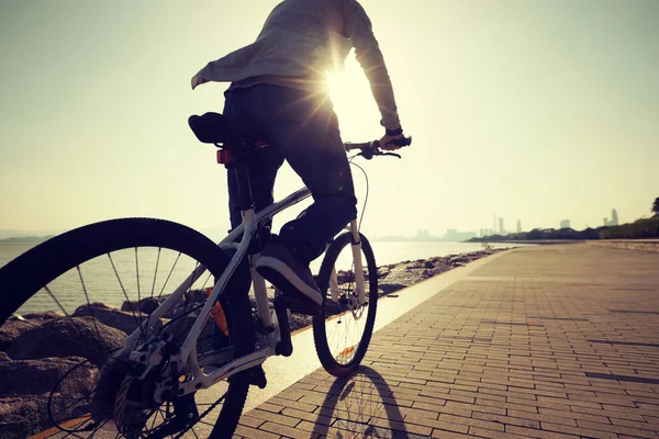 Silueta Ciclista Femenina Montando Bicicleta Carretera Costa Del Amanecer — Foto de Stock