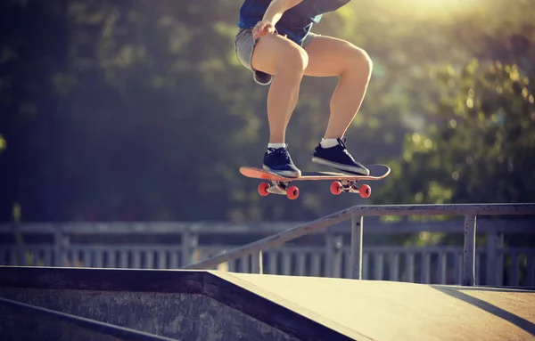 Vágott Lövés Skatepark Gördeszka Gördeszkás — Stock Fotó