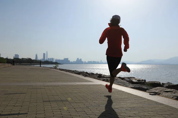 Fitness Sportovkyně Běžící Slunečné Pobřeží Silnici — Stock fotografie