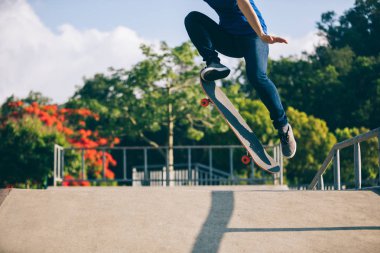 Kaykaycı skatepark içinde güneşli gün atlama