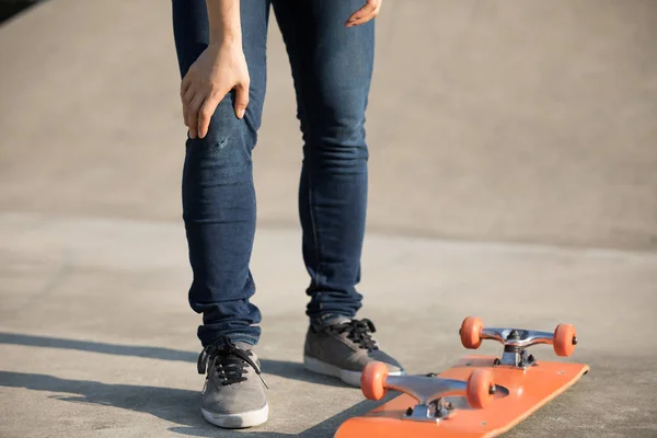 Skateboarder Got Spirts Blessure Planche Roulettes Sur Skatepark — Photo