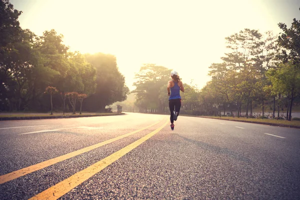 Läufer Der Auf Der Straße Läuft Trainingskonzept — Stockfoto